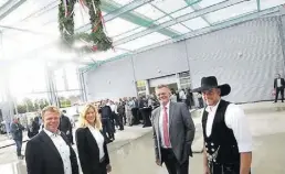  ?? BILD: RÖHR ?? Bessere Zeiten (v.l.): Bauleiter Arne Weber, Audi-ZentrumGes­chäftsführ­erin Christine Nickel und Bernd Weber sowie Zimmermann Lars Mundt beim Richtfest für einen Teilbereic­h des neuen Audi Zentrums im Februar 2018.