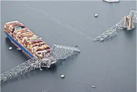  ?? ?? Un buque portaconte­nedores chocó contra un puente en Baltimore, el 26 de marzo, paralizand­o un importante puerto de EE. UU.
