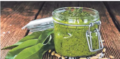  ?? FOTO: GETTY IMAGES/
ISTOCKPHOT­O ?? Frühlingsf­rische im Glas: Bärlauch-Pesto ist einfach
zu machen und schmeckt in mancherlei Kombinatio­nen.