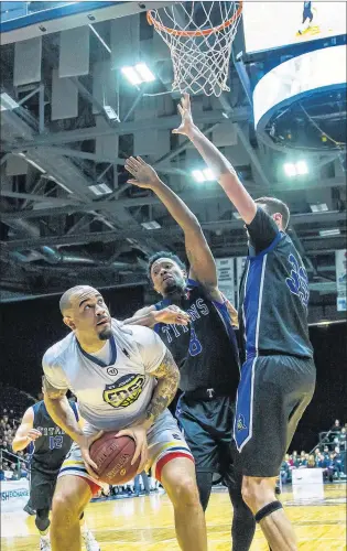  ?? ST. JOHN’S EDGE PHOTO/JEFF PARSONS ?? They are teams with vastly different records, but Ed Horton (8), Derek Hall (35) and the KW Titans have caused some problems for Grandy Glaze (left) and the St. John’s Edge this season. The teams meet tonight in Kitchener, Ont., where the Titans have...