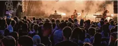  ??  ?? Die deutsche Indie Band „Die höchste Eisenbahn“zieht die Besucher an der Bühne im Park in ihren Bann.