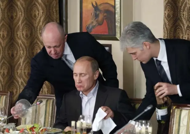  ??  ?? Vladimir Poetin (m.) was een fervente bezoeker van de restaurant­s van Yevgeny Prigozhin (l.).