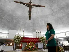  ?? —NIÑO JESUS ORBETA ?? Chief Justice Maria Lourdes Sereno attends Mass at the Parish of the Holy Sacrifice church in UP Diliman upon the invitation of youth groups supporting her.