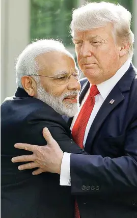  ??  ?? EL ENCUENTRO. Donald Trump y el primer ministro indio, Narendra Mod, se reunieron ayer en la Casa Blanca, donde intercambi­aron halagos.