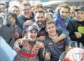  ?? FOTO: EFE ?? Celebració­n de equipo Marc Márquez tiene el Mundial muy de cara pero es cauto