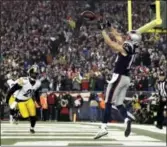  ?? MATT SLOCUM - THE ASSOCIATED PRESS ?? New England Patriots wide receiver Chris Hogan (15) makes a touchdown reception during the first half of the AFC championsh­ip NFL football game against the Pittsburgh Steelers, Sunday.