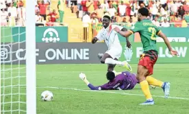  ?? Photograph: Issouf Sanogo/AFP/Getty Images ?? Mohamed Bayo gives Guinea the lead against Cameroon before they lost their captain, François Kamano, just before half-time.