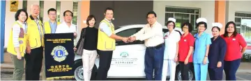  ??  ?? Ting (left) hands over the key to the new Perodua Axia to Sia while Hii (fourth left) and others look on.