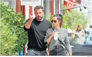  ?? PEOPLE ?? Los actores Ben Affleck y Ana de Armas, el año pasado, paseando por Los Ángeles.