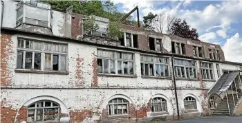  ?? PETER ROSSBACH ?? Das weithin sichtbare, ehemalige Krankenhau­sgebäude am Bermberg in Ruhla verfällt immer mehr.