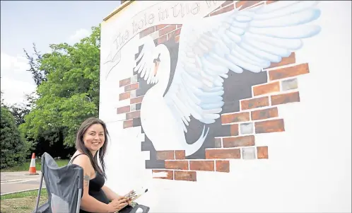  ?? Picture: Barry Goodwin ?? Artist Aimee Godden is delighted with her mural which she painted on the side of The Swan Inn