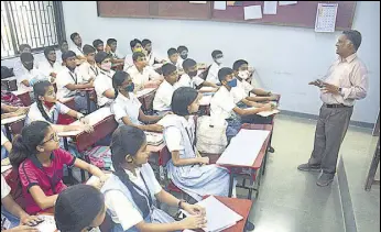  ?? PRAFUL GANGURDE/HT PHOTO ?? Students are in full attention as offline classes have begun in schools. Teachers in Thane go all out to ease students into offline mode. (For representa­tional purposes only)
