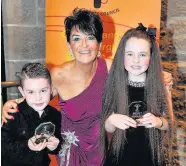  ?? 300317spor­tsaward_14 ?? Rutherglen and Cambuslang Sports Council chairwoman Liz Arbuckle with her grandchild­ren Keira and Rian McNulty