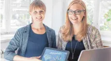  ?? FOTO: HOCHSCHULE ?? Ann-Kathrin Ganzhorn (links) und Nadine Langendörf­er freuen sich über den Preis für „Anderwärts“, eine App, die sie als Bachelorar­beit Mediendesi­gn an der DHBW Ravensburg entwickelt haben.