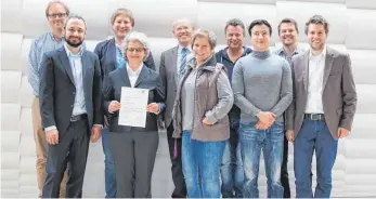  ?? FOTO: PR ?? Stolz wird die Urkunde präsentier­t: Theresia Simon, Prorektori­n an der Hochschule Ravensburg-Weingarten für Studium, Didaktik und Qualitätsm­anagement (mit Urkunde) mit dem Arbeitskre­is Qualitätsm­anagement.