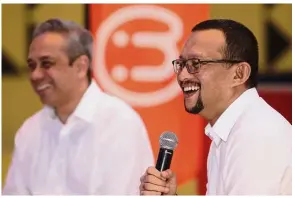  ?? — KAMARUL ARIFFIN/TheStar ?? Bazlan (left) and Imri said the rollout will take time, as TM has over 800,000 Unifi Home subscriber­s.