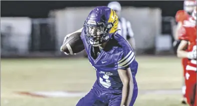  ?? PHOTO VINCENT OSUNA ?? Southwest High wide receiver Nate Smith Jr. steadies himself during a 30-yard touchdown pass play against Imperial High School on Friday in Imperial.