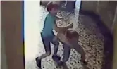  ??  ?? Aggression­e Nel fermo immagine di un video della polizia, Nicolas Lecumberri picchia un passante
