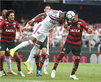  ??  ?? São Paulo e Flamengo fazem um jogo movimentad­o no Morumbi, onde nenhum dos dois sai vencedor