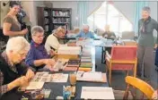  ?? PICTURE / SUPPLIED ?? Kerikeri artists prepare for their exhibition.