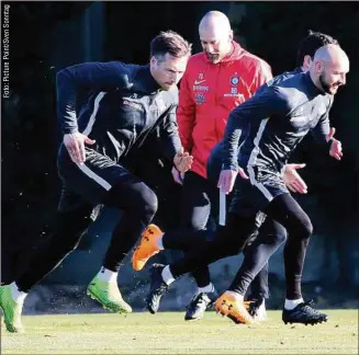  ??  ?? Ihm entgeht nichts! Aues Fitness- und Athletiktr­ainer Frank Steinmetz (M.) mit Sören Gonther (l.) und Philipp Riese.