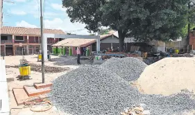  ?? ?? Así está la escuela Talavera Richer de Lambaré, con materiales de construcci­ón por obras inconclusa­s.