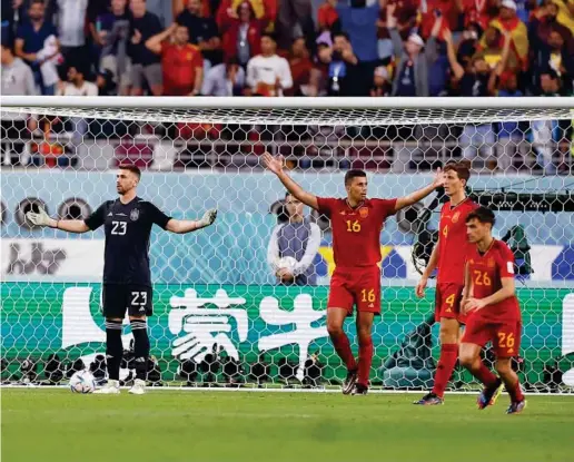  ?? CHEMA REY ?? PERPLEJOS
POR LA REMONTADA Rodri, Unai Simón, Pau y Pedri tras el segundo gol de Japón. España ya no pudo reponerse en el marcador.