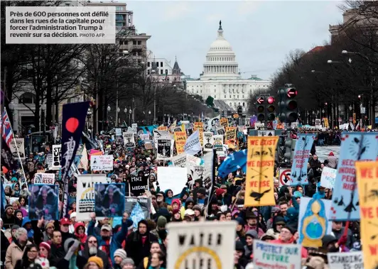  ??  ?? PrÈs DE 600 pErsonnEs ont DÉfilÉ DAns lEs ruEs DE lA CApitAlE pour ForCEr l’ADministrA­tion Trump À rEvEnir sur sA DÉCision.