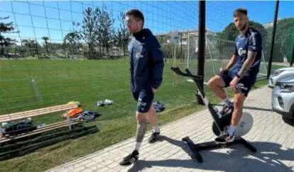  ?? KJETIL FLYGIND ?? David Brekalo avbrøt gårsdagens trening og satte seg på sykkelen. Her sammen med leder av Vikings medisinske team Halvard Øen Grova.