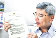  ?? — Gambar Bernama ?? BANTAH: Mah menunjukka­n surat bantahan yang telah dihantar kepada 27 menteri negara Eropah.