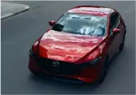  ??  ?? La estética del modelo de cinco puertas del nuevo Mazda3 se basa en la utilizació­n de paneles curvados que reflejan la luz. De esta forma, el coche parece cambiar de aspecto en función del lugar y la hora del día. El efecto sorprende.