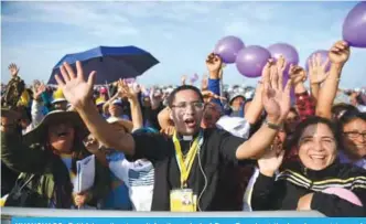  ??  ?? HUANCHACO: Faithfuls gather to wait for the arrival of Pope Francis at the beach resort town of Huanchaco - northwest of the Peruvian city of Trujillo - where he will officiate an open-air mass. —AFP