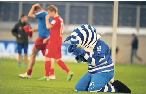  ?? FOTO: DPA ?? Pure Enttäuschu­ng: Maskottche­n „Ennatz“ist nach den zuletzt so schlechten MSV-Auftritten verzweifel­t.