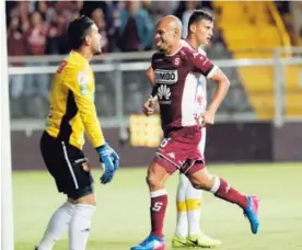  ?? JOSÉ CORDERO ?? El jugador del Saprissa, Heiner Mora, festeja su anotación de ayer ante Herediano. El carrilero firmó el primer gol del juego.