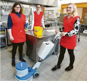  ?? Foto: Ulrich Wagner ?? Lucia Steinfeld, Benjamin Schlabs und Sina Höß (von links) waren oder sind Studierend­e an der Fachakadem­ie für Ernährungs‰ und Versorgung­smanagemen­t in Augsburg.