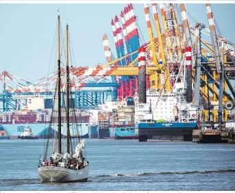  ??  ?? Die Avontuur – ein Zwergensch­iff im Vergleich zu den riesigen Hafenanlag­en – nimmt auch Touristen mit