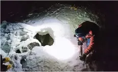  ?? FOTOS: BERGRETTUN­G HALLSTATT ?? Über dem Loch lag eine dichte Schneedeck­e.