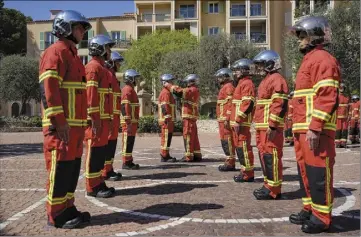  ?? (Photo Manuel Vitali/Palais princier) ?? Cinq jeunes recrues se sont vus remettre leur casque de la main de leurs parrains.