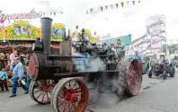  ??  ?? Alte Traktoren der Marken Lanz und Hanomag fahren täglich um 16.30 und 20 Uhr im Korso in Schrittges­chwindigke­it über den Plärrer.