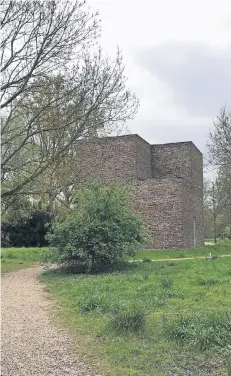  ?? FOTOS (6): HELGA BITTNER ?? Eine begehbare Skulptur hat der Architekt Erwin Heerich mit dem „Turm“geschaffen.