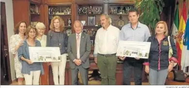  ?? DIARIO DE ALMERÍA ?? La Asociación, junto a Proyecto Mariposa, recogiendo un cheque benéfico de un teatro solidario.