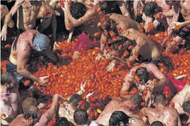  ?? Foto: dpa ?? 22.000 Teilnehmer der Tomatina bewerfen sich am 29. August mit reifen Früchten.