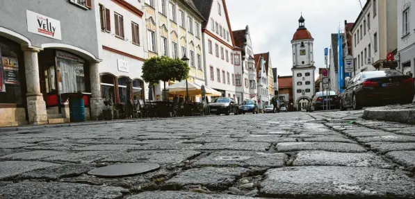  ?? ?? Im Herbst soll der Umbau für eine barrierefr­eie Königstraß­e starten. Das alte Katzenkopf­pflaster wird wieder ausgebaut. Das neue, graue Pflaster wird auf das Niveau der Gehwege angehoben.