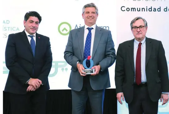  ?? ?? Rafael Gallego, CEO de la compañía, junto a Francisco Marhuenda y David Pérez, consejero de Transporte­s de la Comunidad de Madrid