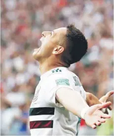  ??  ?? ► Chicharito Hernández festeja su primer tanto en Rusia 2018, el segundo de México frente a Corea.