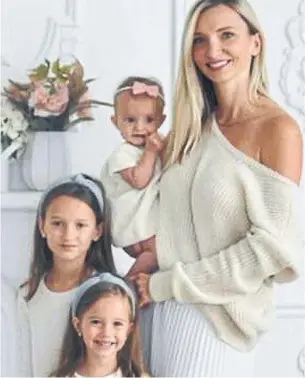  ?? FACEBOOK ?? Karolina Ciasullo, 37, and her daughters, Klara, 6, Lilianna, 4, and Mila, 1. Right: Andrea Deak visited a memorial at the crash site with children Joy-Clair, 3,and Alex, 11.