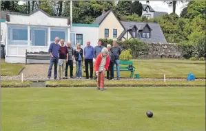  ?? 01_B18bowl04 ?? Marion Spence, last year’s singles winner, bowls the first bowl at Lamlash.