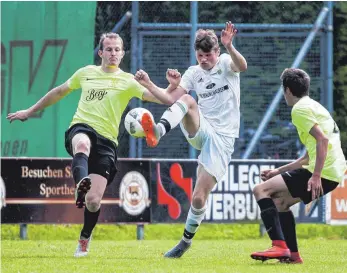  ?? SZ-ARCHIVFOTO: SCHERWINSK­I ?? Während Kirchen (weiß) das SZ-Topspiel bestreitet, hat Munderking­en spielfrei.