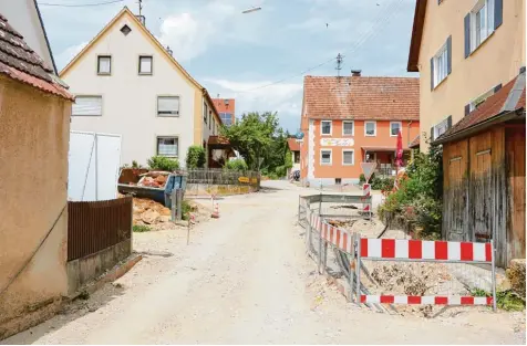  ?? Fotos: René Lauer ?? Für den Straßenver­kehr sieht es in Untermager­bein derzeit schlecht aus. Der Ortsteil der Gemeinde Mönchsdegg­ingen gleicht einer Großbauste­lle. Vor vier Jahren begannen die Arbeiten mit einer Sanierung des Kanalsyste­ms.