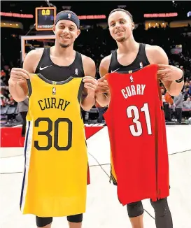  ?? AP ?? Los hermanos Curry, Seth (i) y Steph, competirán en los triples.